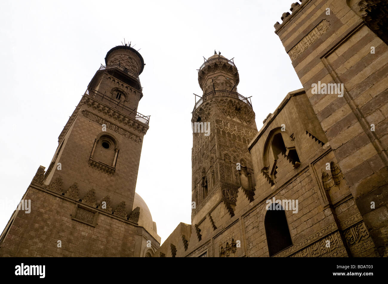 Un vecchio monumento alla moschea nel mercato di Khan-el-Khalili, il Cairo, Egitto. Monumenti storici e monumenti dall'Egitto. Foto Stock