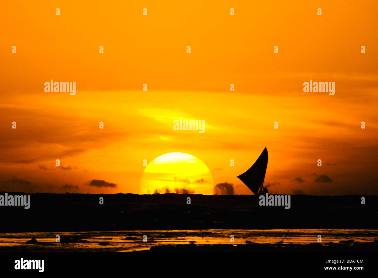 Silhouette di Jangada a sunrise in Fleixeras Ceara Brasile Foto Stock