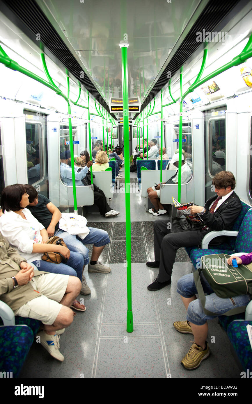 Scena su un metro di Londra treno della District Line Foto Stock