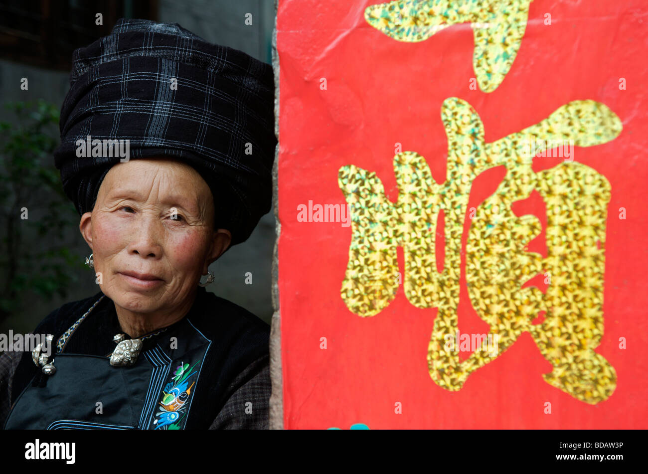 Ritratto di una donna e i banner e antica città di Fenghuang Hunan Cina Foto Stock