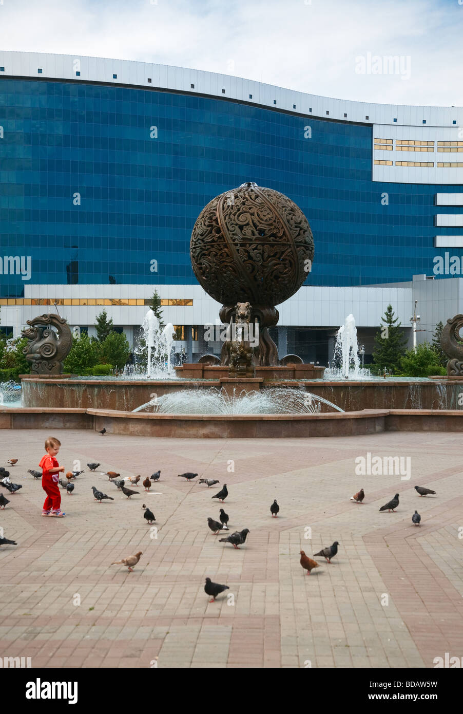 La fontana di fronte al Ministero delle Finanze della Repubblica del Kazakistan, Astana Foto Stock