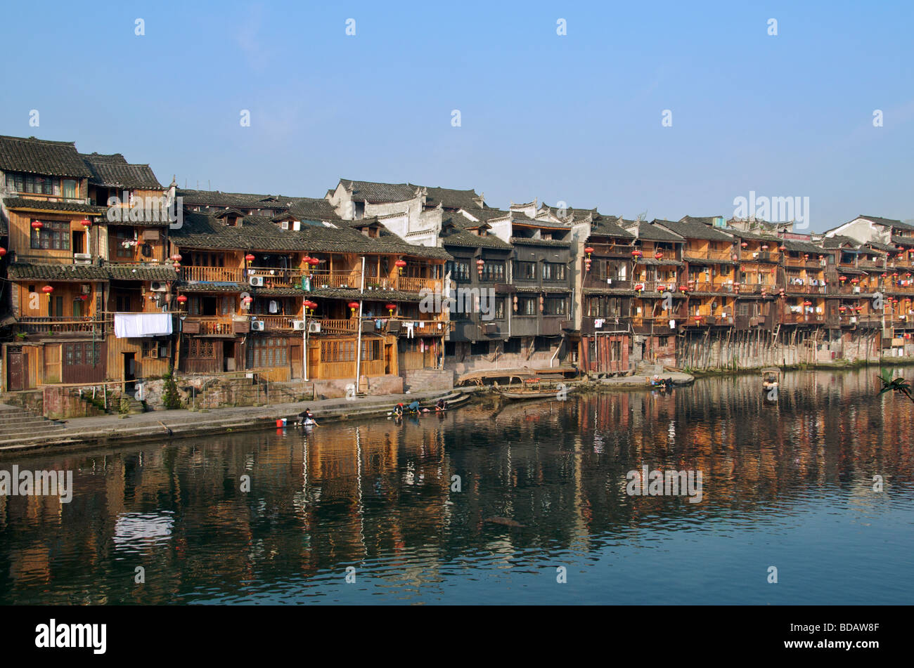 Il lungofiume di edifici di legno sul tuo fiume antica città di Fenghuang Hunan Cina Foto Stock