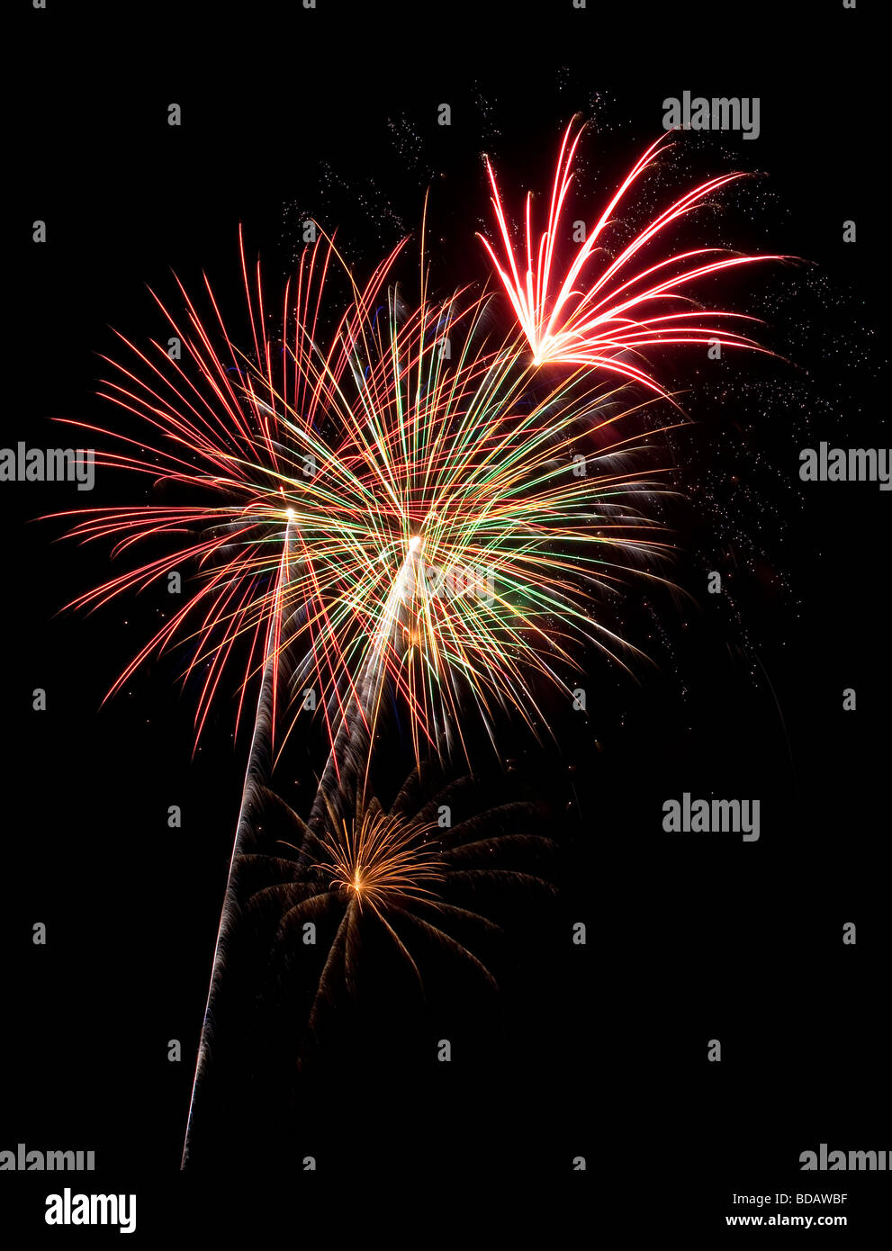 Bellissimi fuochi d'artificio riempire la notte il cielo Foto Stock