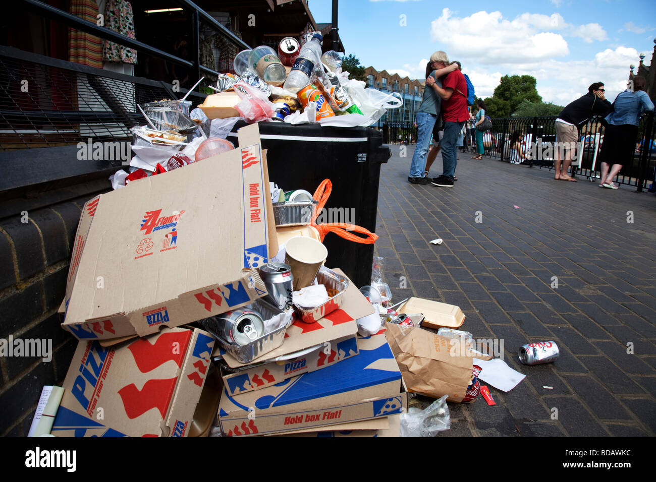 Cucciolata trabocca di un cassonetto a Camden nel nord di Londra. Rifiuti A causa di folla costruisce durante tutta la giornata. Una montagna di rifiuti cresce. Foto Stock