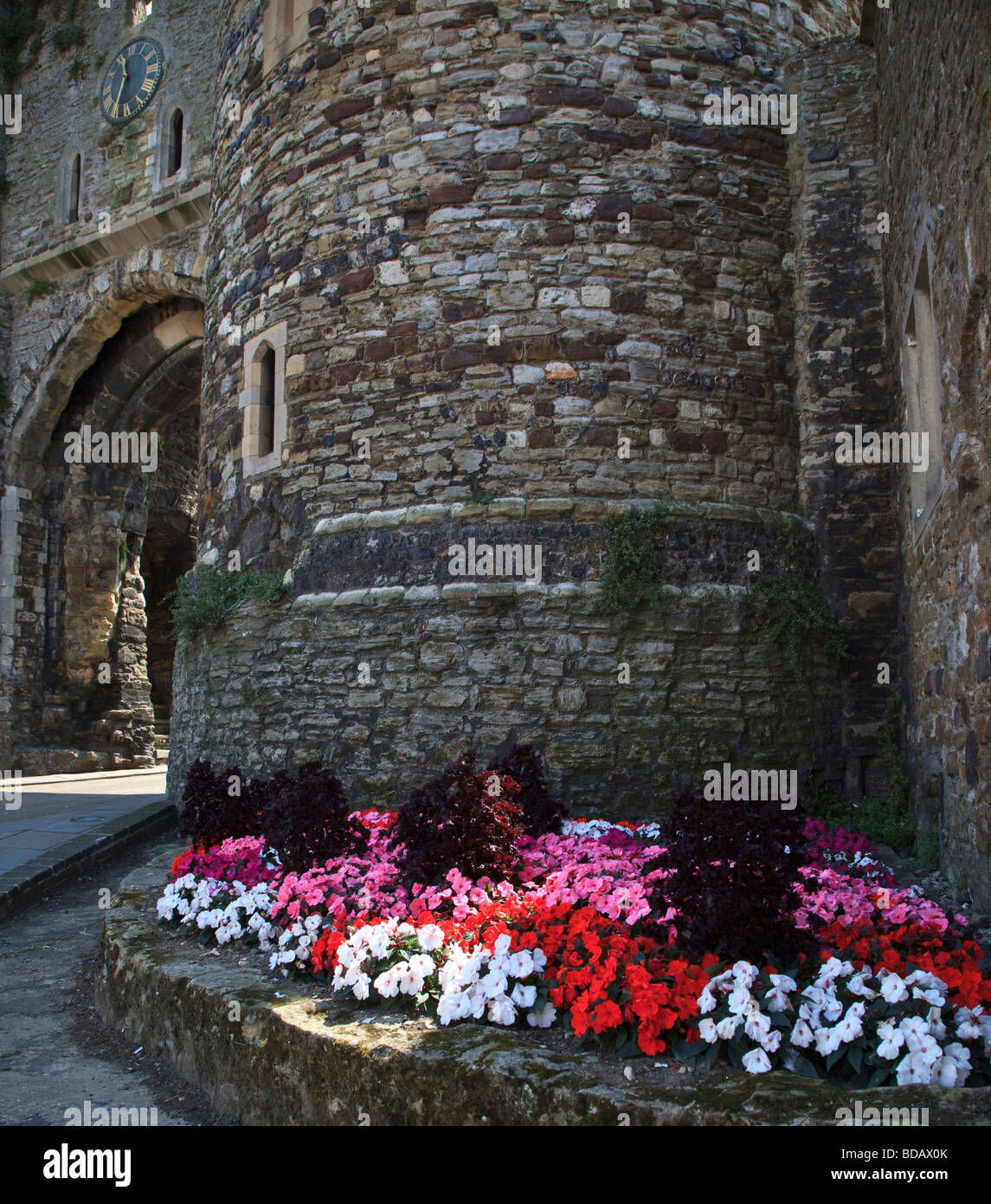 Il Landgate segale con decorazioni di fiori vicino all'entrata Foto Stock