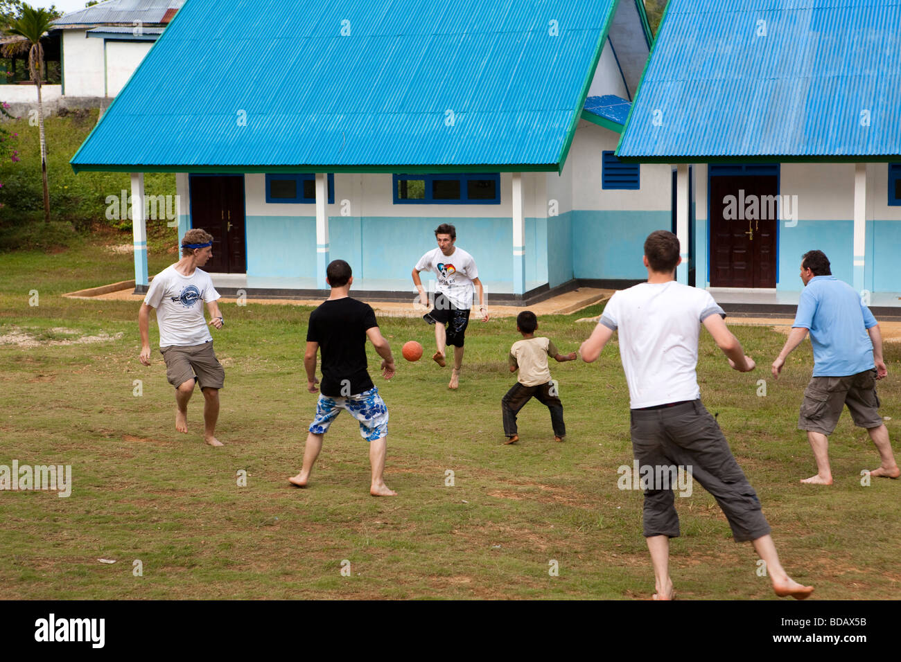 Indonesia Sulawesi tasto Labundo Bundo operazione volontari Wallacea giocando a calcio sul passo della scuola Foto Stock