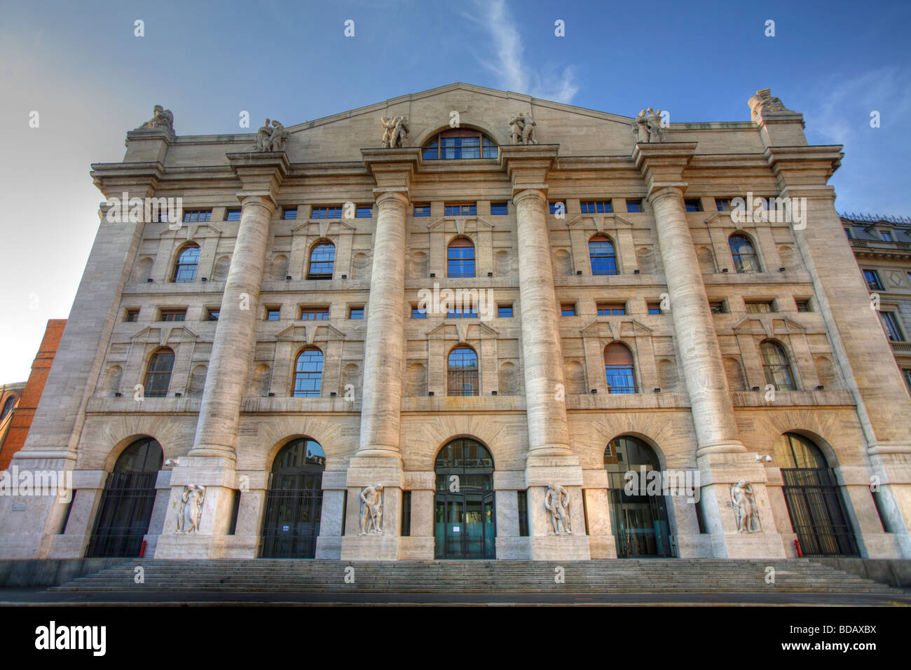Palazzo Mezzanotte, l'edificio della Borsa di Milano, Italia Foto stock -  Alamy