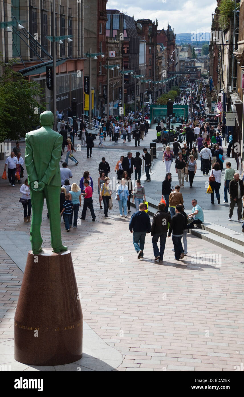 Statua di Donald Dewar, Primo ministro di Scozia, a Buchanan Street Glasgow, Scotland, Regno Unito, Gran Bretagna Foto Stock