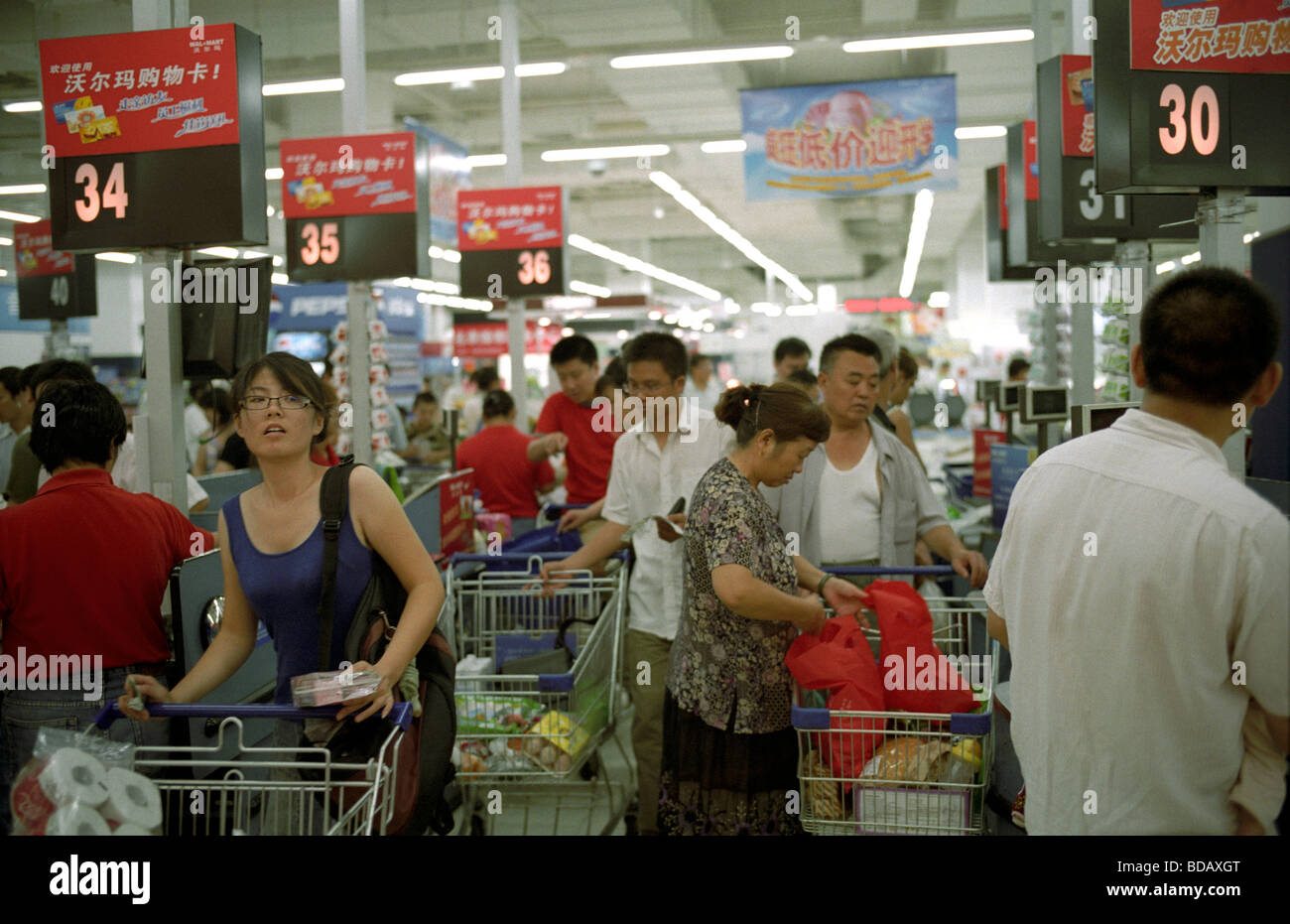 I clienti cinesi gli acquisti in un supermercato Wal-Mart a Pechino in Cina. 15-Aug-2009 Foto Stock