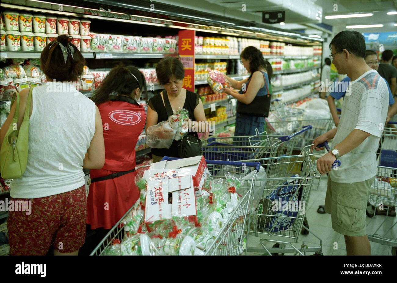 I clienti cinesi gli acquisti in un supermercato Wal-Mart a Pechino in Cina. 15-Aug-2009 Foto Stock