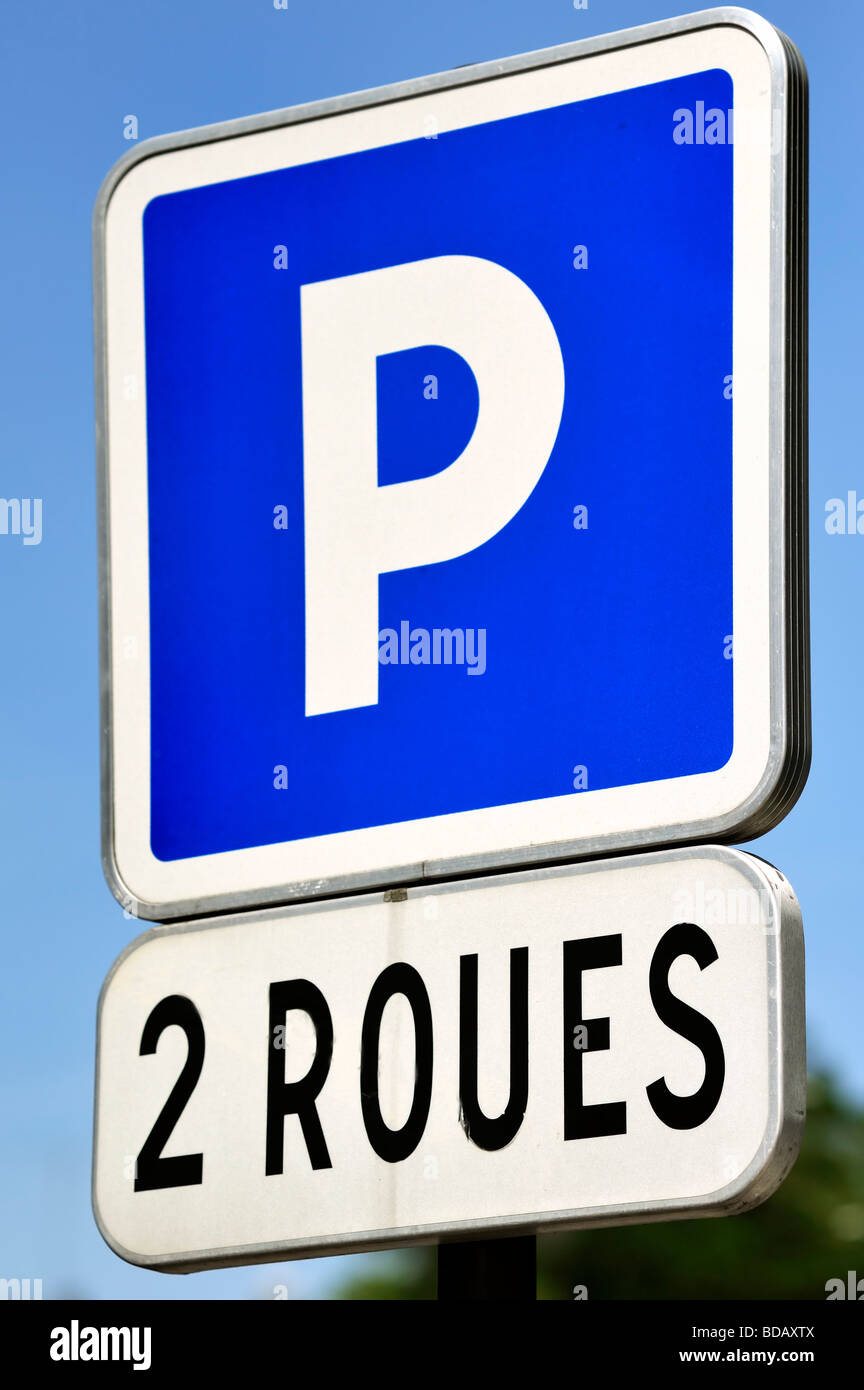 Parigi Francia, Strada Dettaglio, Francese 'Road Sign" simbolo di parcheggio P Foto Stock