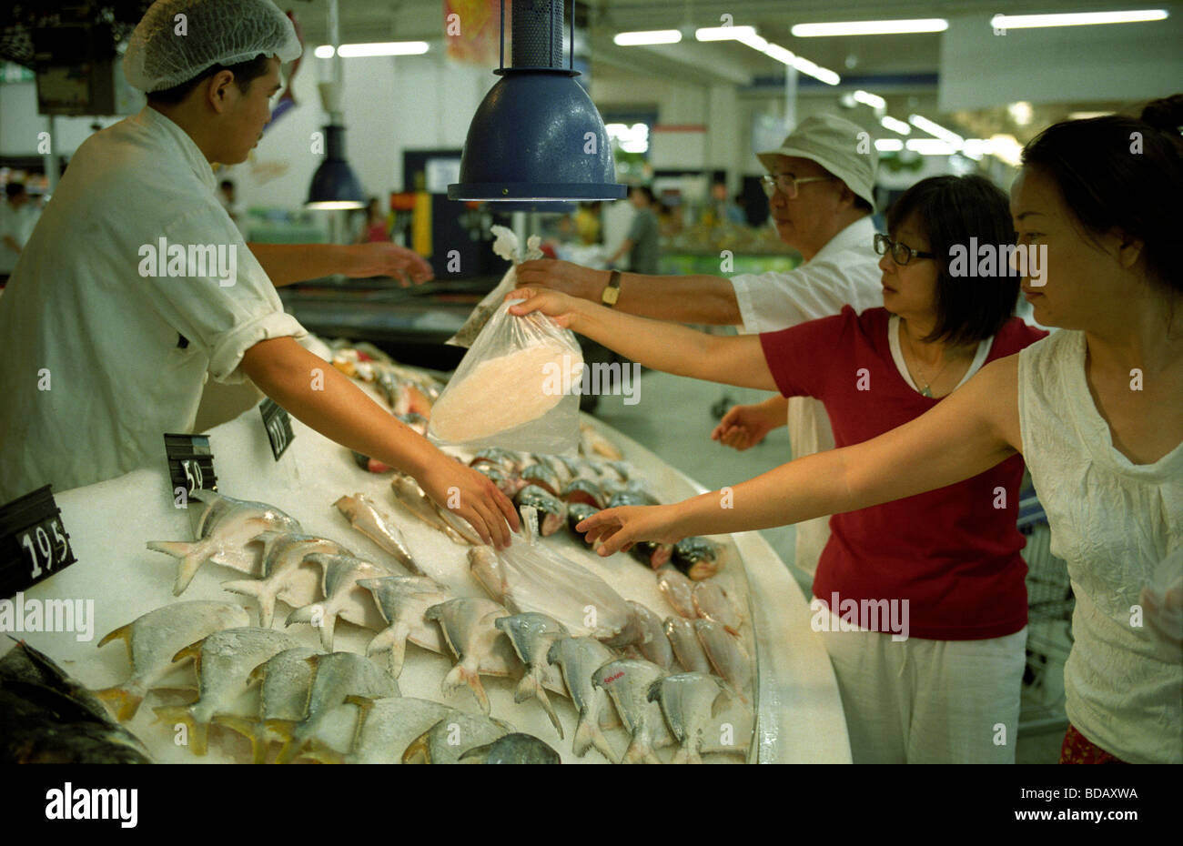 I clienti cinesi gli acquisti in un supermercato Wal-Mart a Pechino in Cina. 15-Aug-2009 Foto Stock