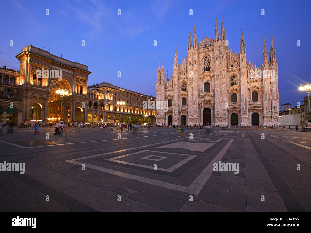 Piazza Duomo e la Cattedrale al tramonto, Milano, Italia Foto Stock