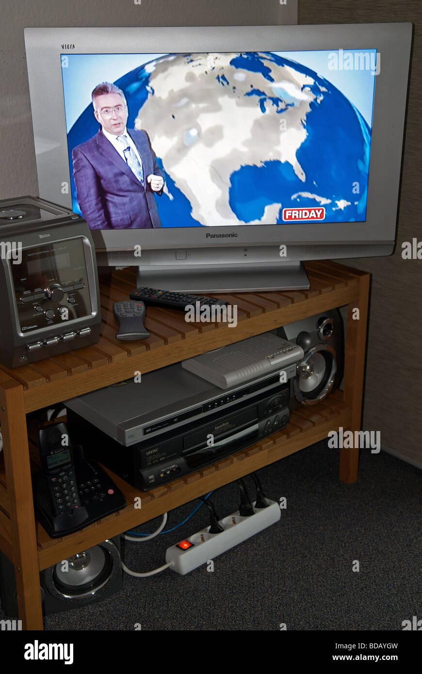 Televisore LCD e altri lavori domestici gadget elettronici Foto Stock