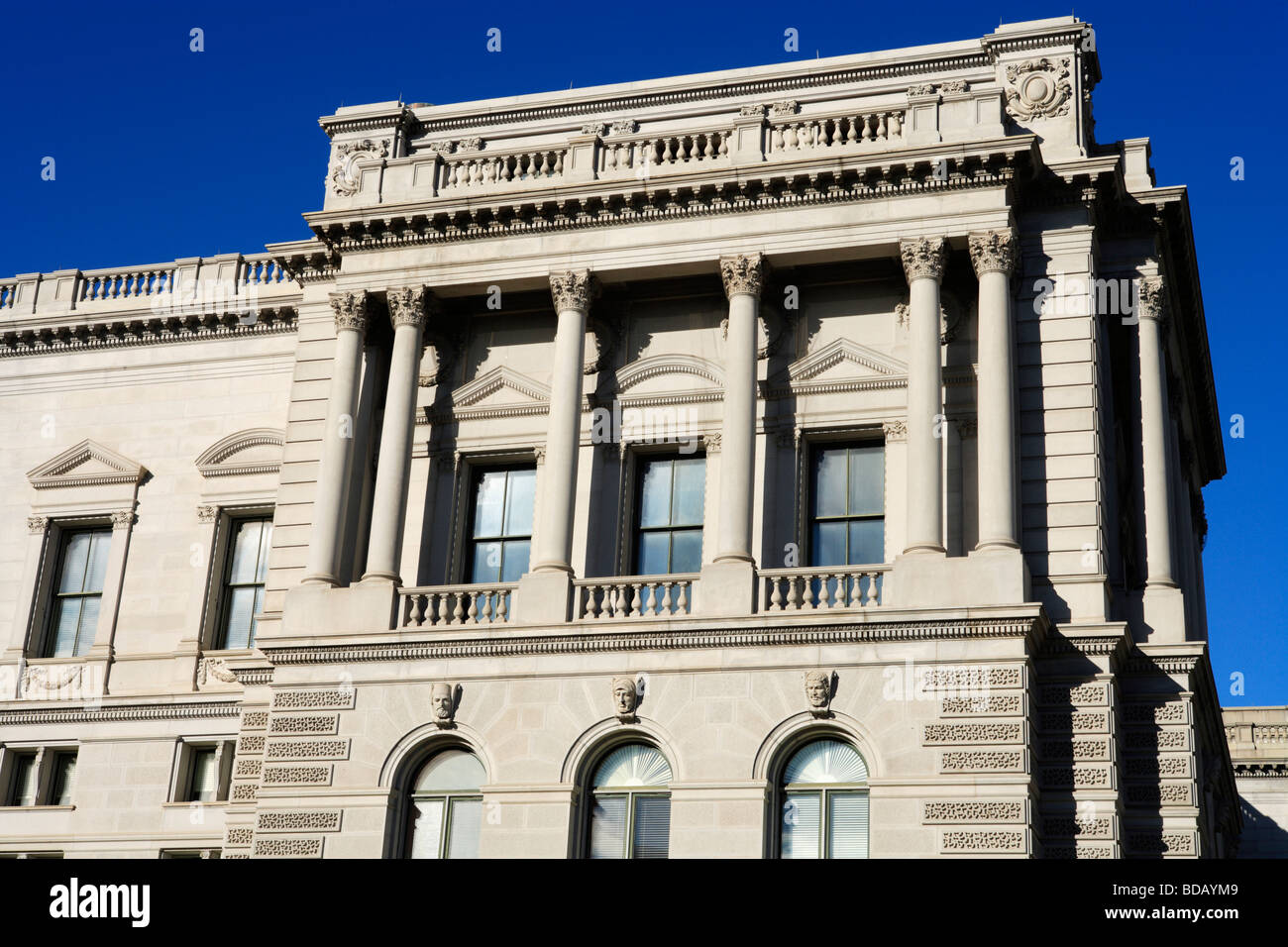 Vista in dettaglio di angolo sud-est del Senato di Russell Edificio per uffici a Washington DC. Foto Stock