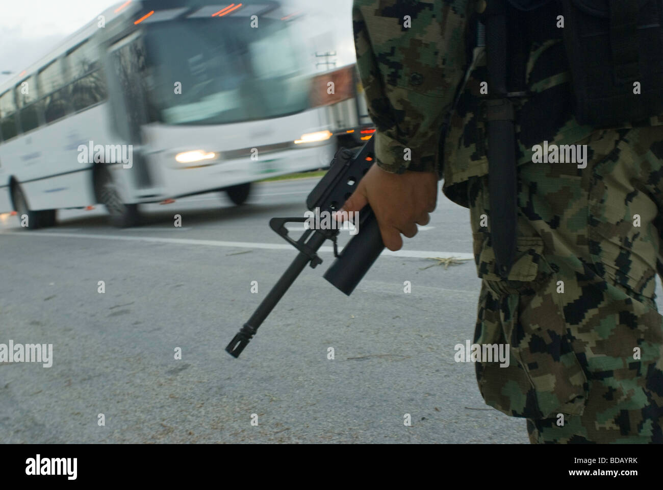 Marines messicana uomo autostrada a checkpoint in autostrada a sud di Cancún è la ricerca di droghe e armi Foto Stock