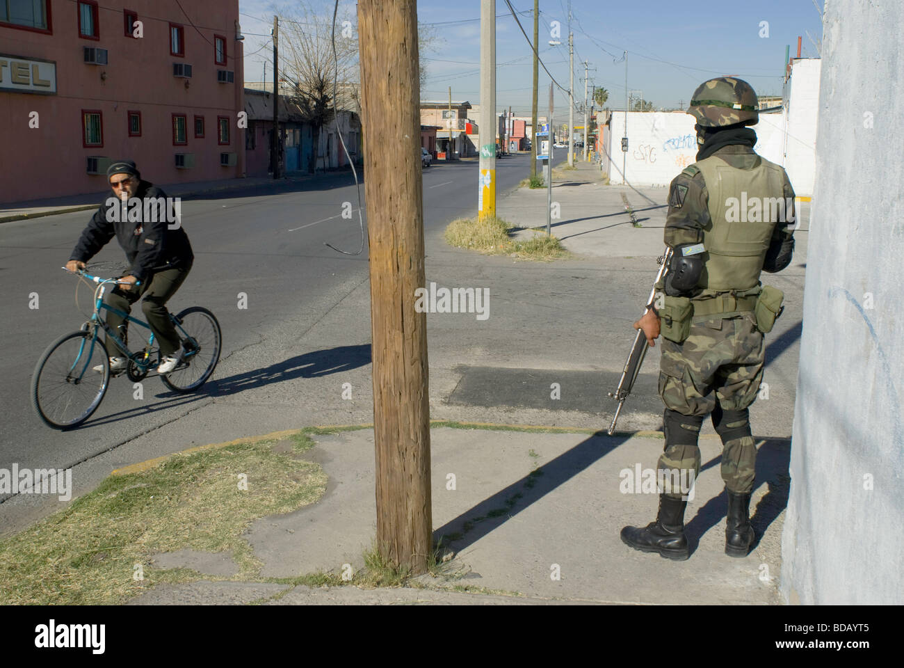Ufficio federale dell esercito occupano posizioni tattiche agli angoli delle strade assumendo il ruolo di polizia a Ciudad Juarez, Messico Foto Stock