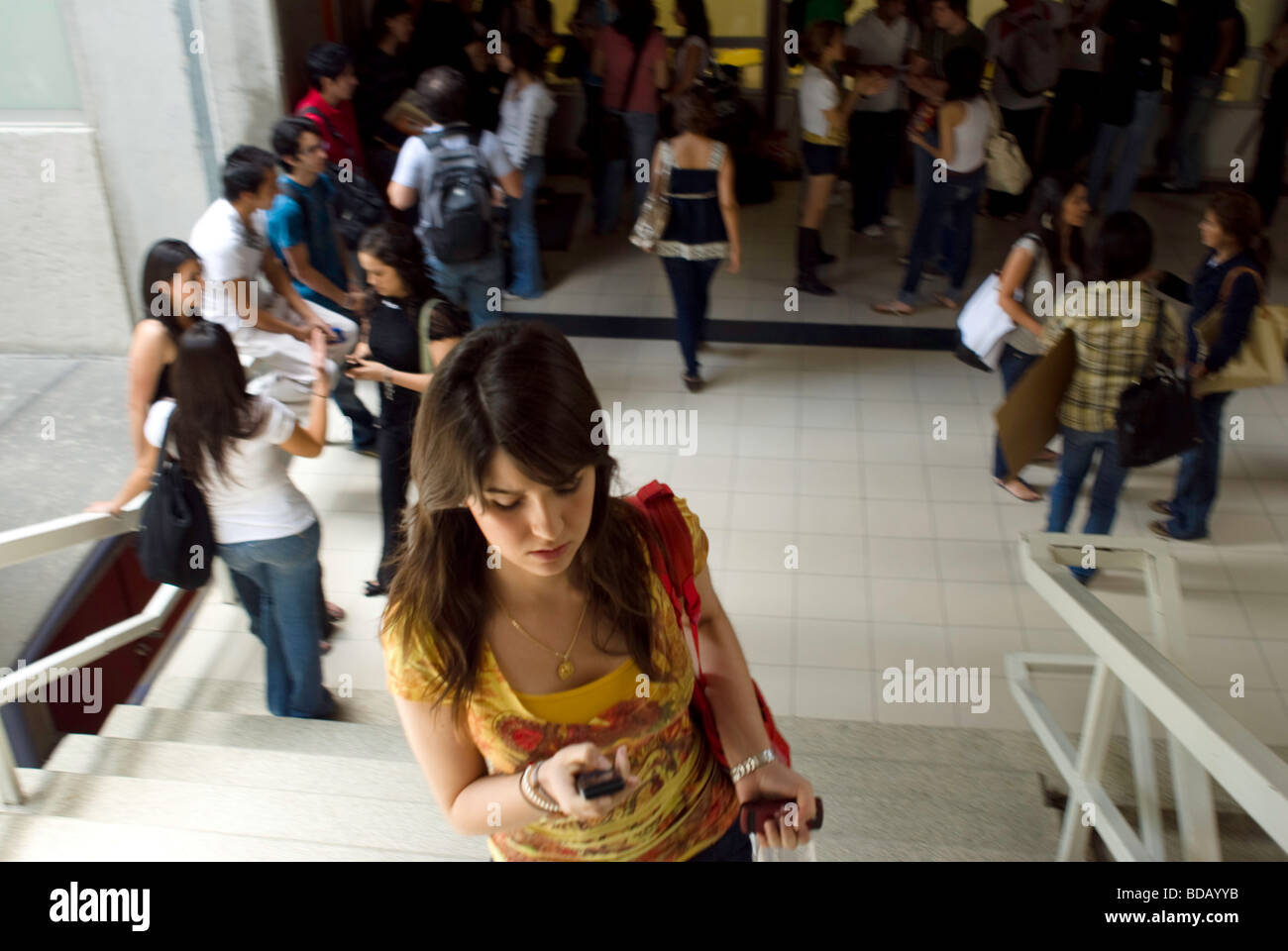 Gli studenti si muovono tra le classi e si radunano nei corridoi all'Università di Monterrey, Nuevo Leon, Messico. Foto Stock