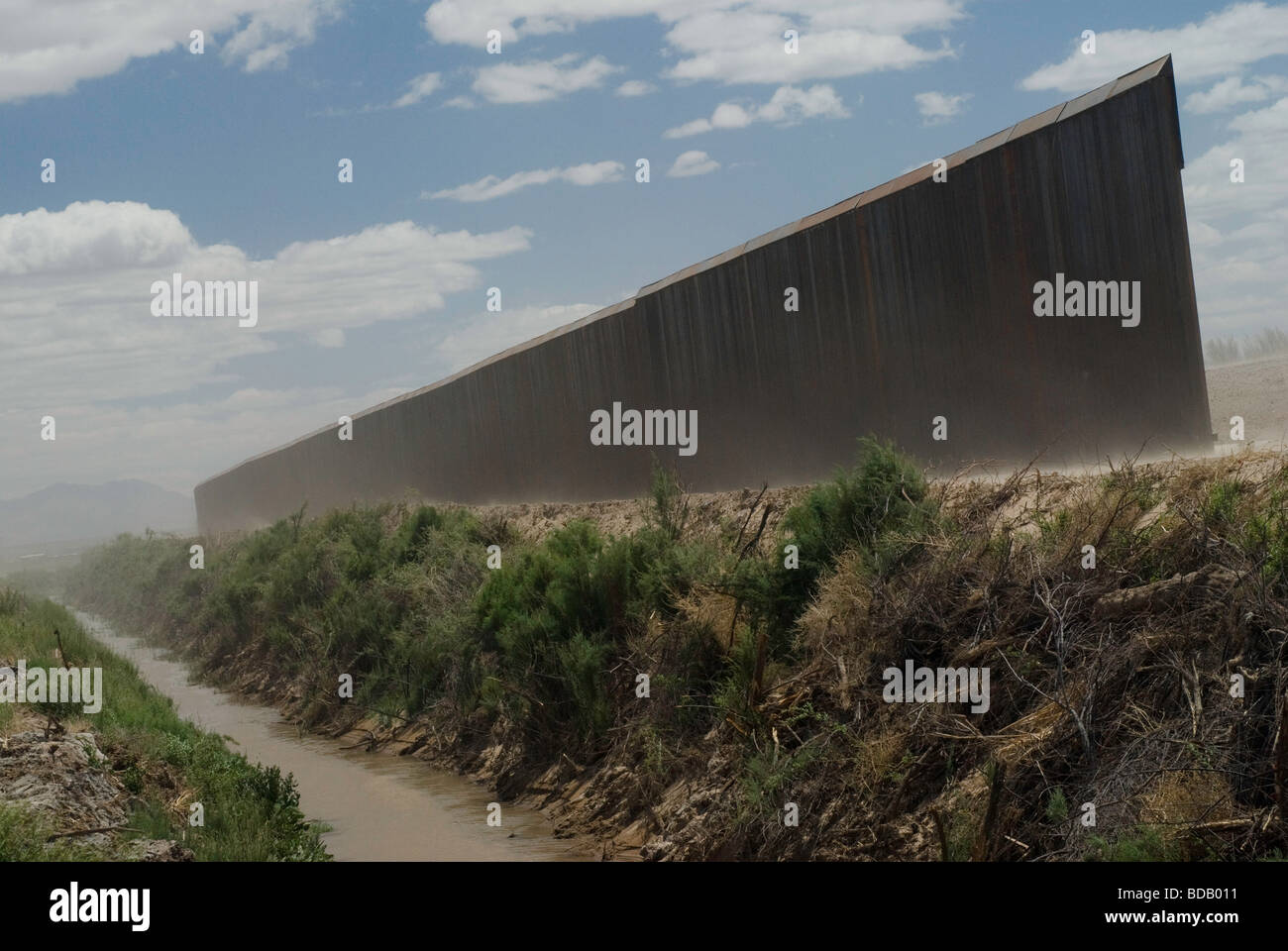 Segmento del muro di confine in Fort Hancock Texas costruito per vietare l'ingresso illegale di persone e il traffico di droga Foto Stock