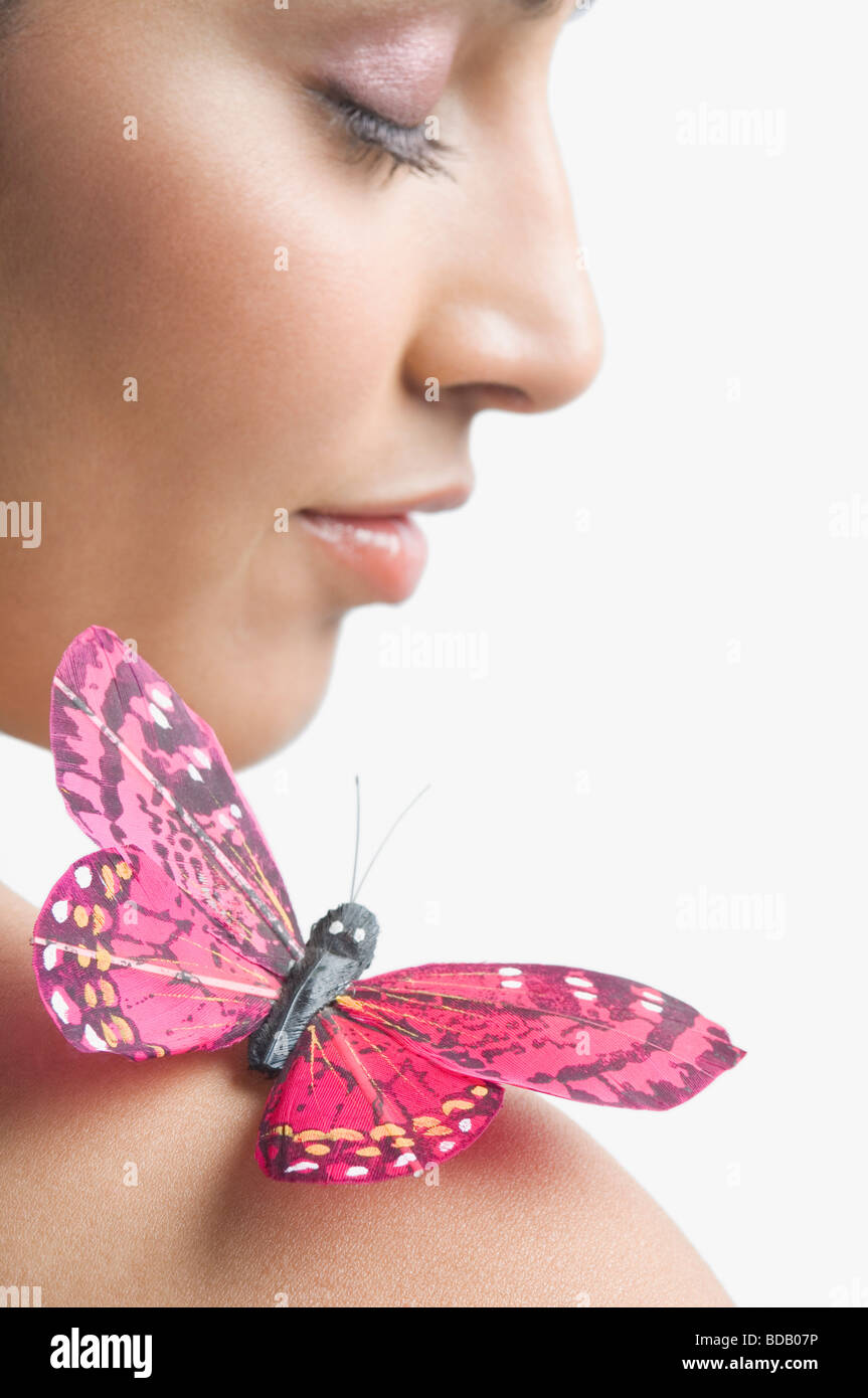 Close-up di una farfalla che si appollaia su una giovane donna di  spallamento Foto stock - Alamy