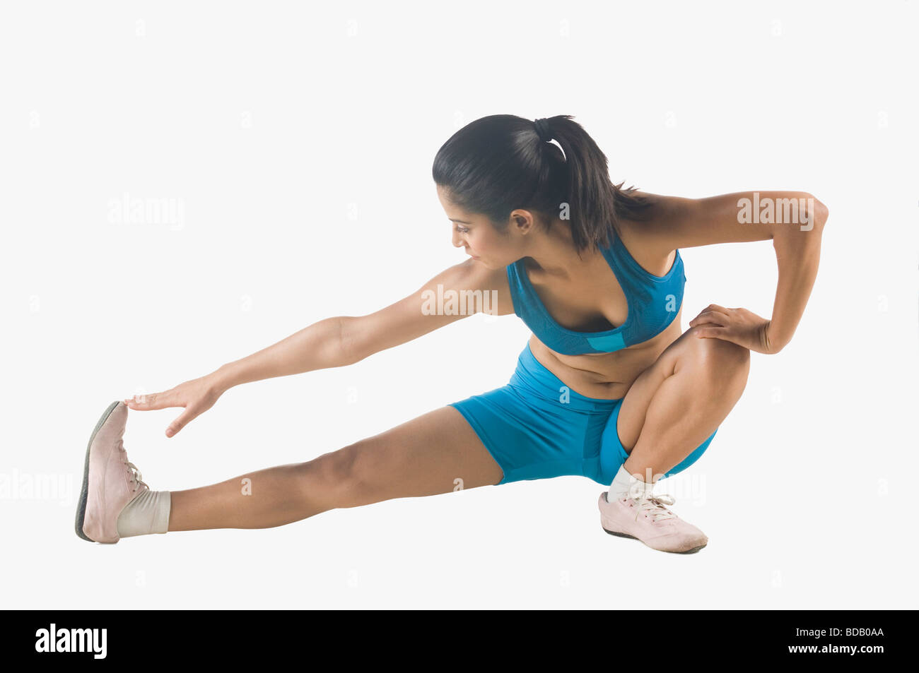 Close-up di una giovane donna di stretching Foto Stock