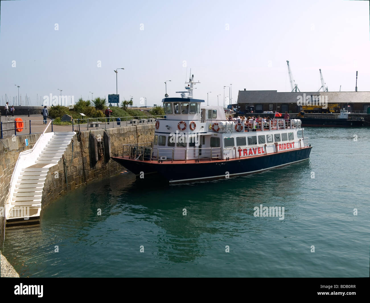 Un viaggio in traghetto Trident arrivando a St Peter Port da Herm un servizio regolare Foto Stock