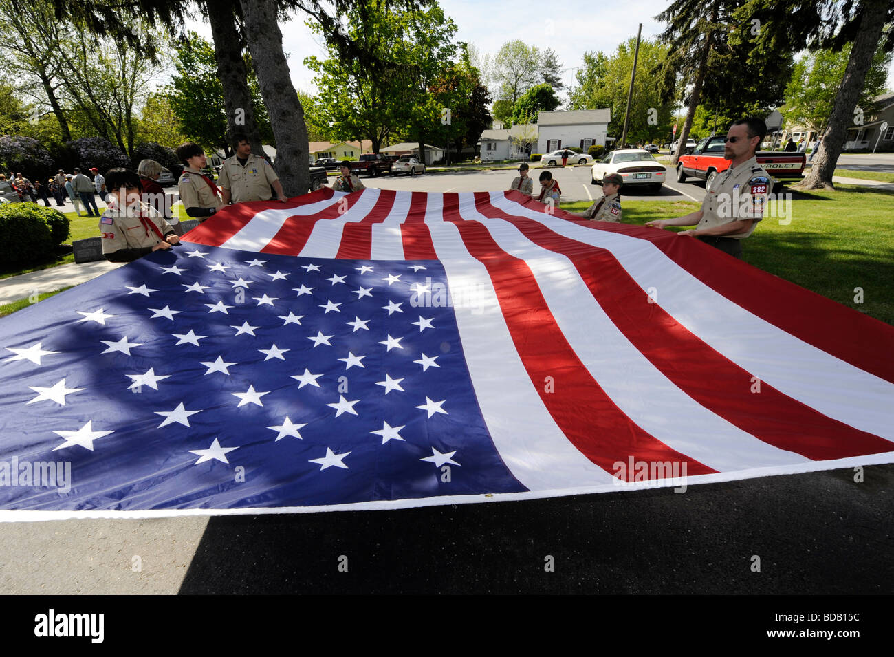 Cub Scout carny grande bandiera americana nel giorno memoriale della sfilata Foto Stock