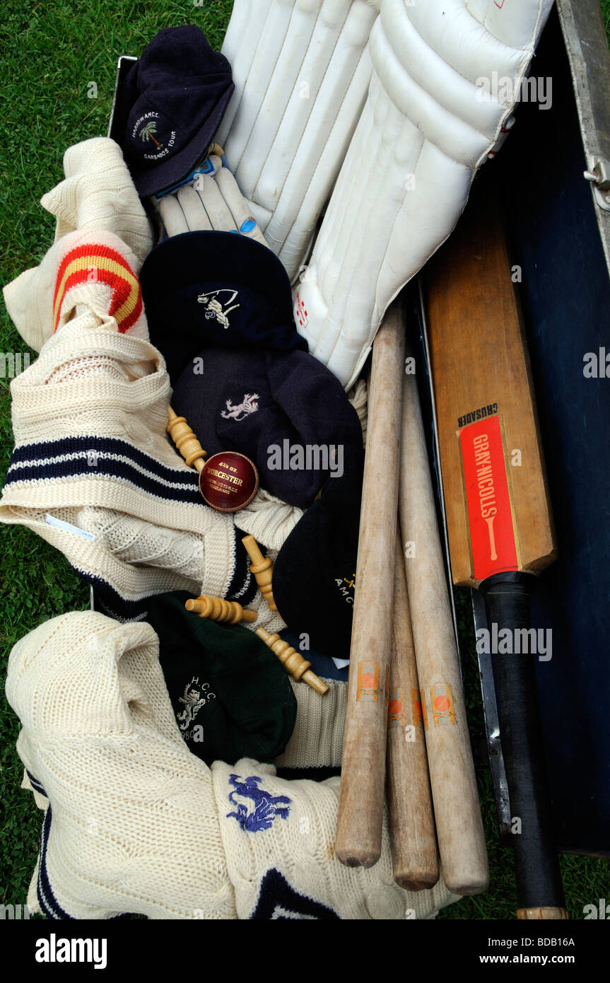 Cricket apparecchiature varie voci che un bowler o battitore che proprio memorizzato in una casella Foto Stock