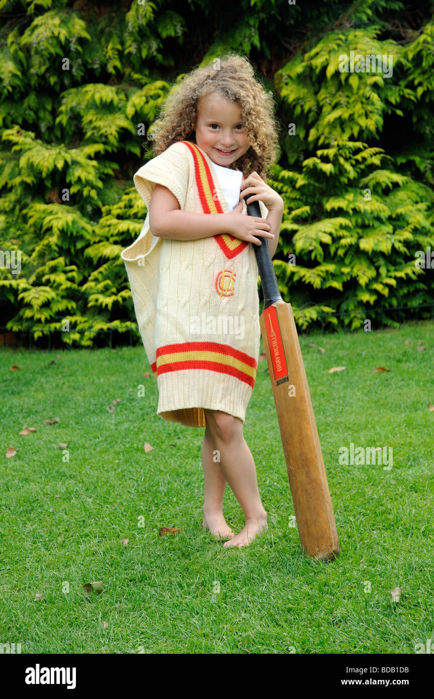 Bambina vestirsi e indossando un MCC cricket maglione Foto stock - Alamy