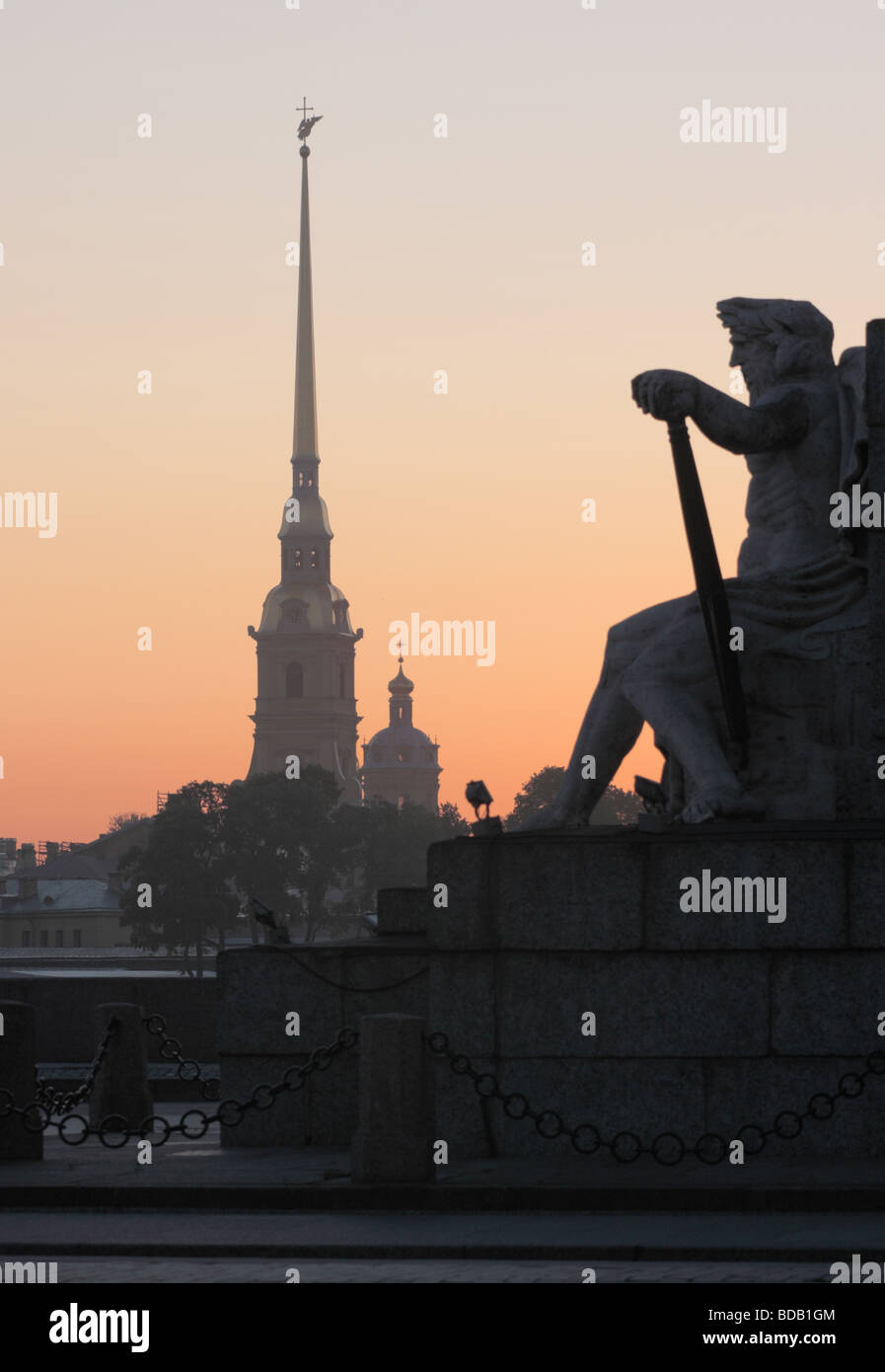 Statua in corrispondenza della base della colonna rostrale e Pietro e Paolo cattedrale, San Pietroburgo, Russia Foto Stock