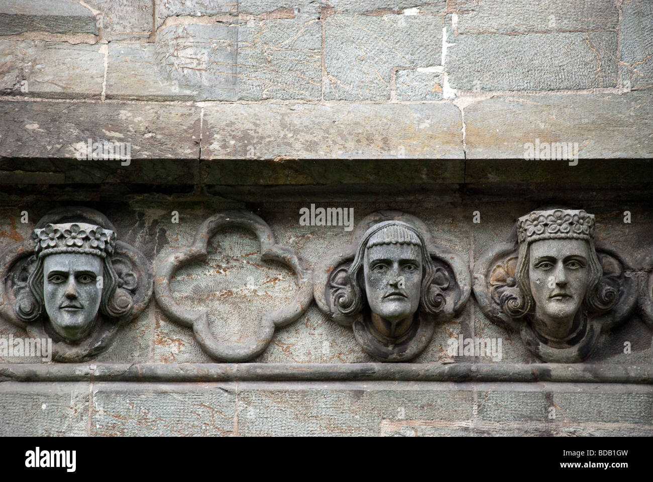 Scolpite le teste di pietra sulla Cattedrale di Stavanger, Norvegia Foto Stock