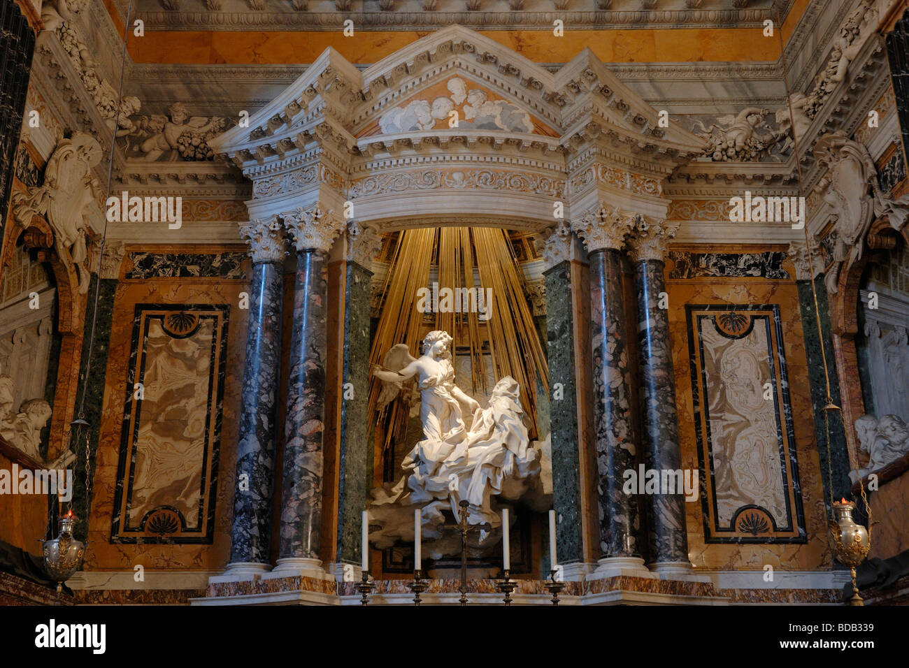 Roma Italia Bernini la scultura di l'Estasi di Santa Teresa nella cappella Cornaro nella chiesa di Santa Maria della Vittoria Foto Stock