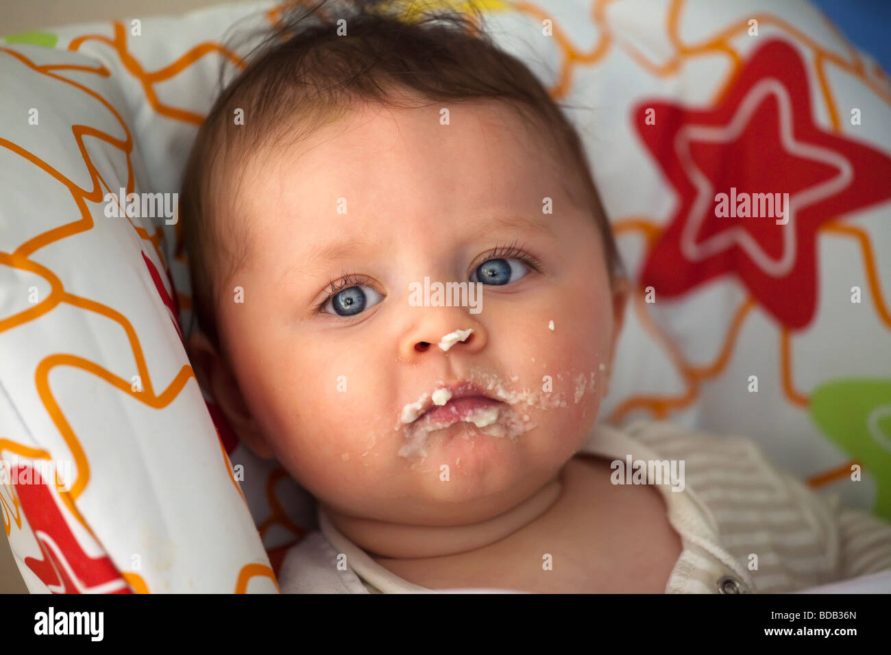 Giovani sani bambino con pappe per bambini che coprono il suo volto Foto Stock