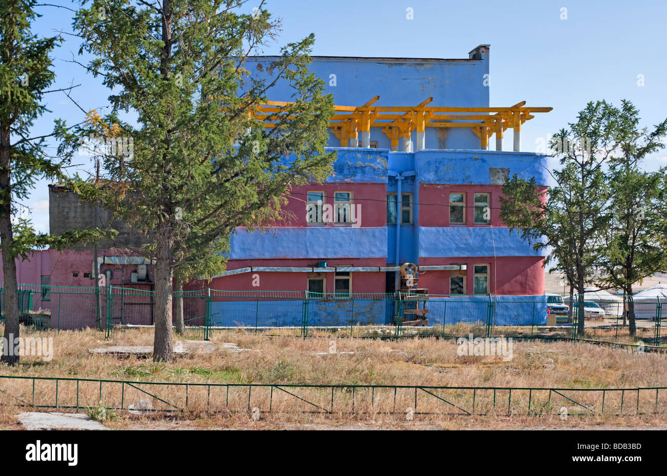 Edificio colorato a Khujirt health spa e resort, una destinazione popolare nel nord della Mongolia centrale Foto Stock