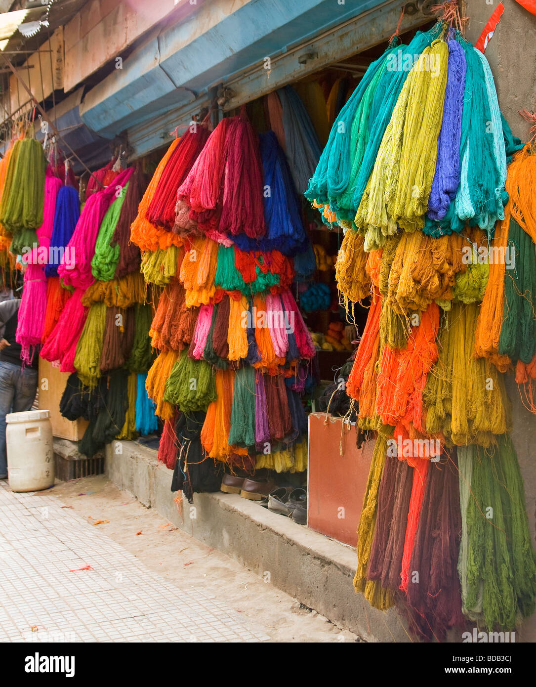 Filati di seta utilizzati per la tessitura a mano di tappeti e scialli appesi al di fuori di un negozio a Srinagar città vecchia Foto Stock