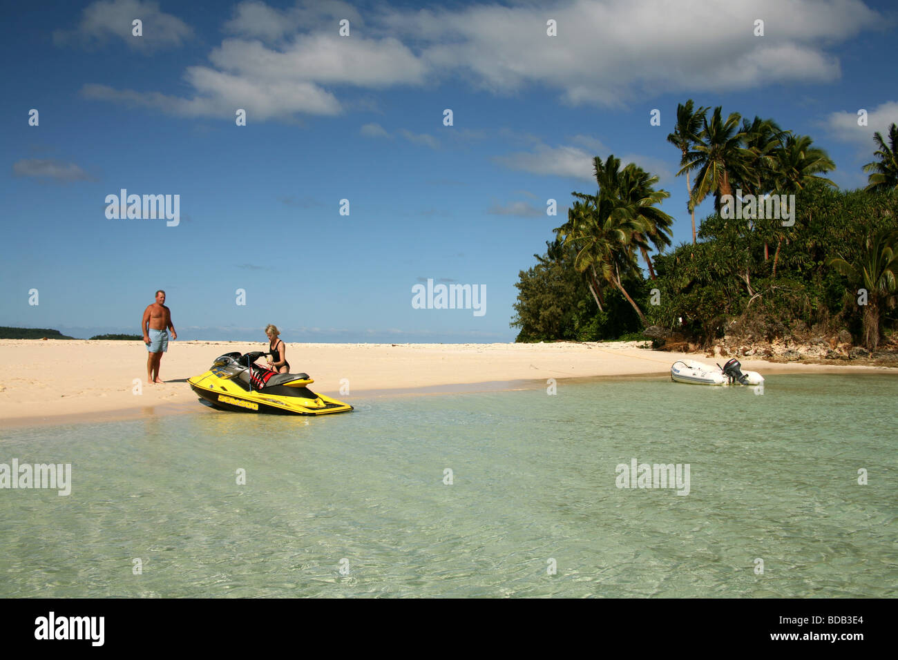 Ancoraggio in Vavau arcipelago Tonga giovane con Jetski Foto Stock