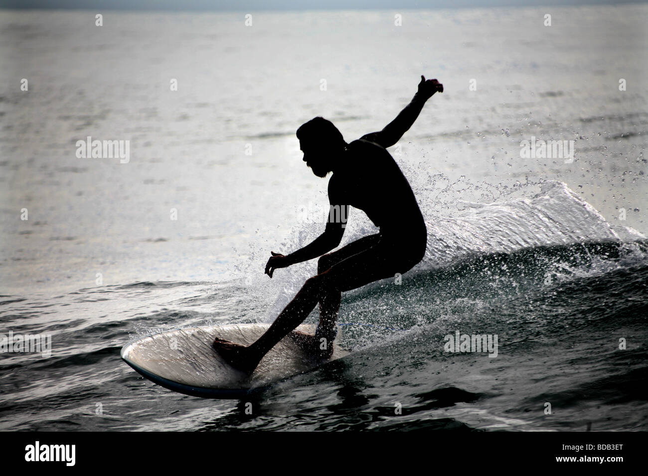 Mattina Surf Lennox Head su una tranquilla giornata Foto Stock