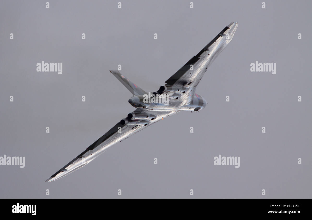 XH558 ex Royal Air Force Avro Vulcan B2 ala delta ad alta altitudine bombardiere strategico aereo effettuando in corrispondenza di un'esibizione aerea. Foto Stock
