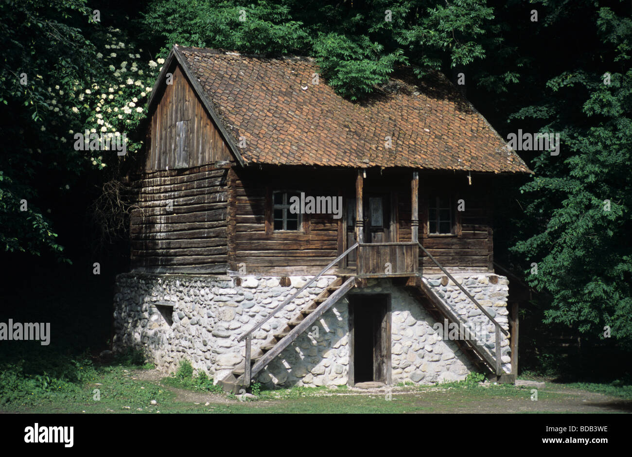 Inizio c 20 Pietra e Legname Fulling Mill da cheie, Transilvania, Romania nel Museo del villaggio, Bucharerst Foto Stock