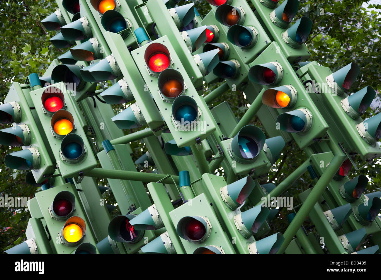 Scultura realizzata da verde semaforo nella zona est di Londra. Essi luce ambra rosso e verde ed è la forma di una struttura astratta. Foto Stock