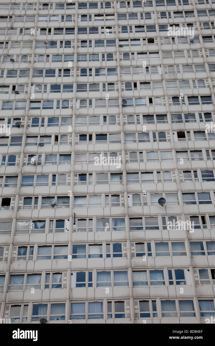 Windows di un consiglio alloggiamento piatto blocco Deptford nel sud est di Londra Questo alto edificio è in un certo stato di abbandono Foto Stock