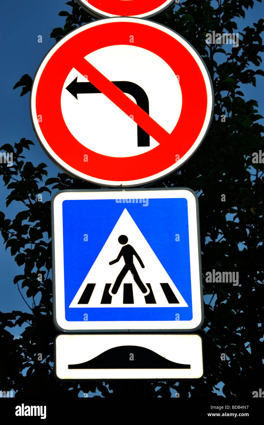 Parigi Francia, dettaglio cartelli stradali francesi "Nessuna svolta a sinistra" attraversamento pedonale "salto di velocità" simboli, oggetto metallico Foto Stock