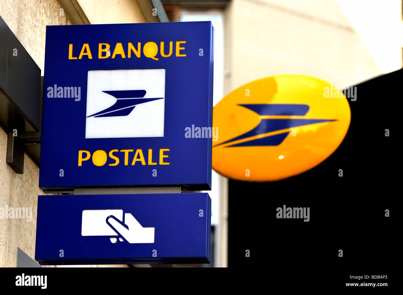 Parigi Francia, Vista esterna dell'ufficio postale francese dettaglio della banca Logo "la Banque postale" segno, nomi delle banche Francia Foto Stock