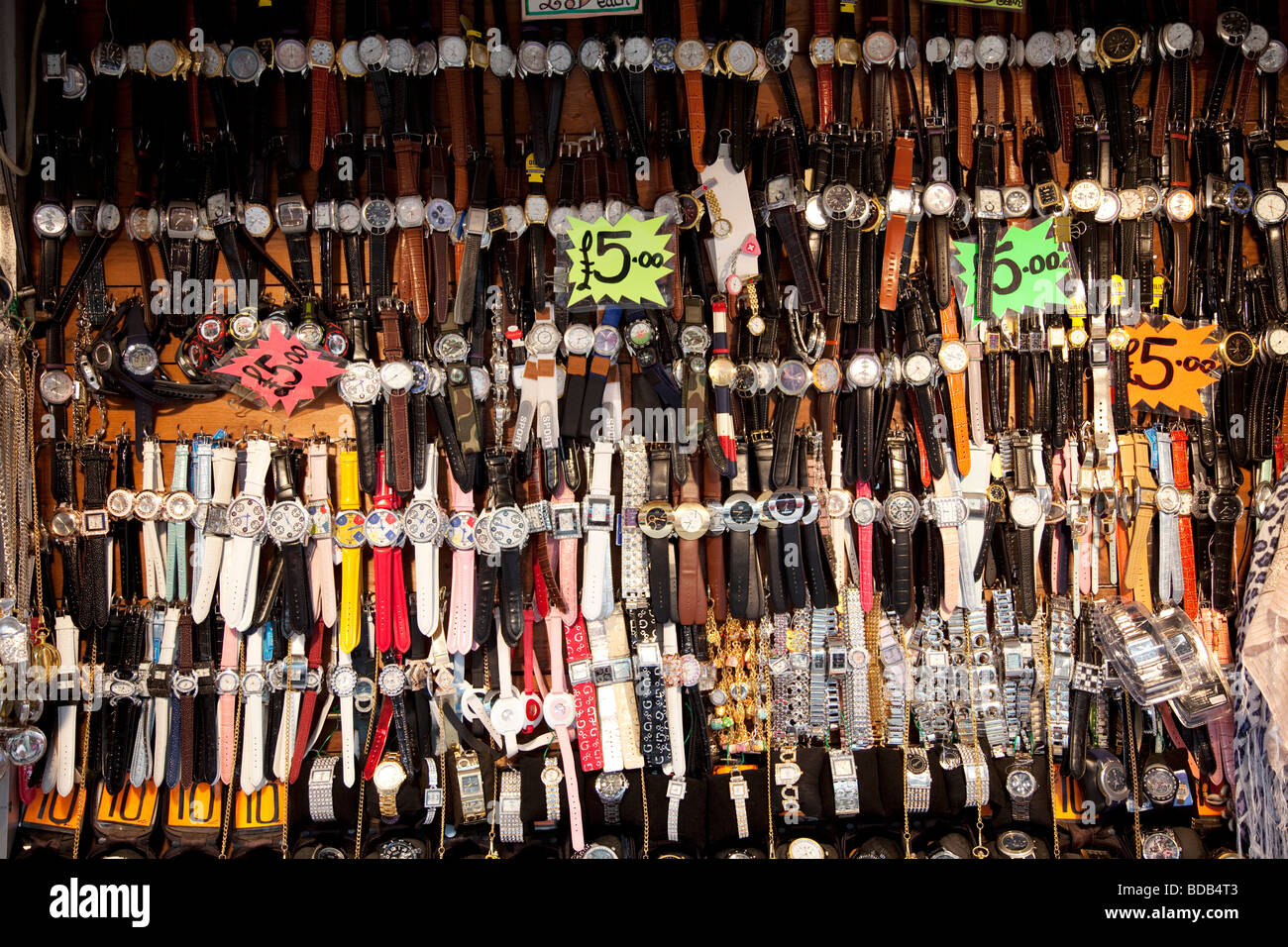 Cheap orologi in vendita in una fase di stallo nel centro di Londra. Foto Stock