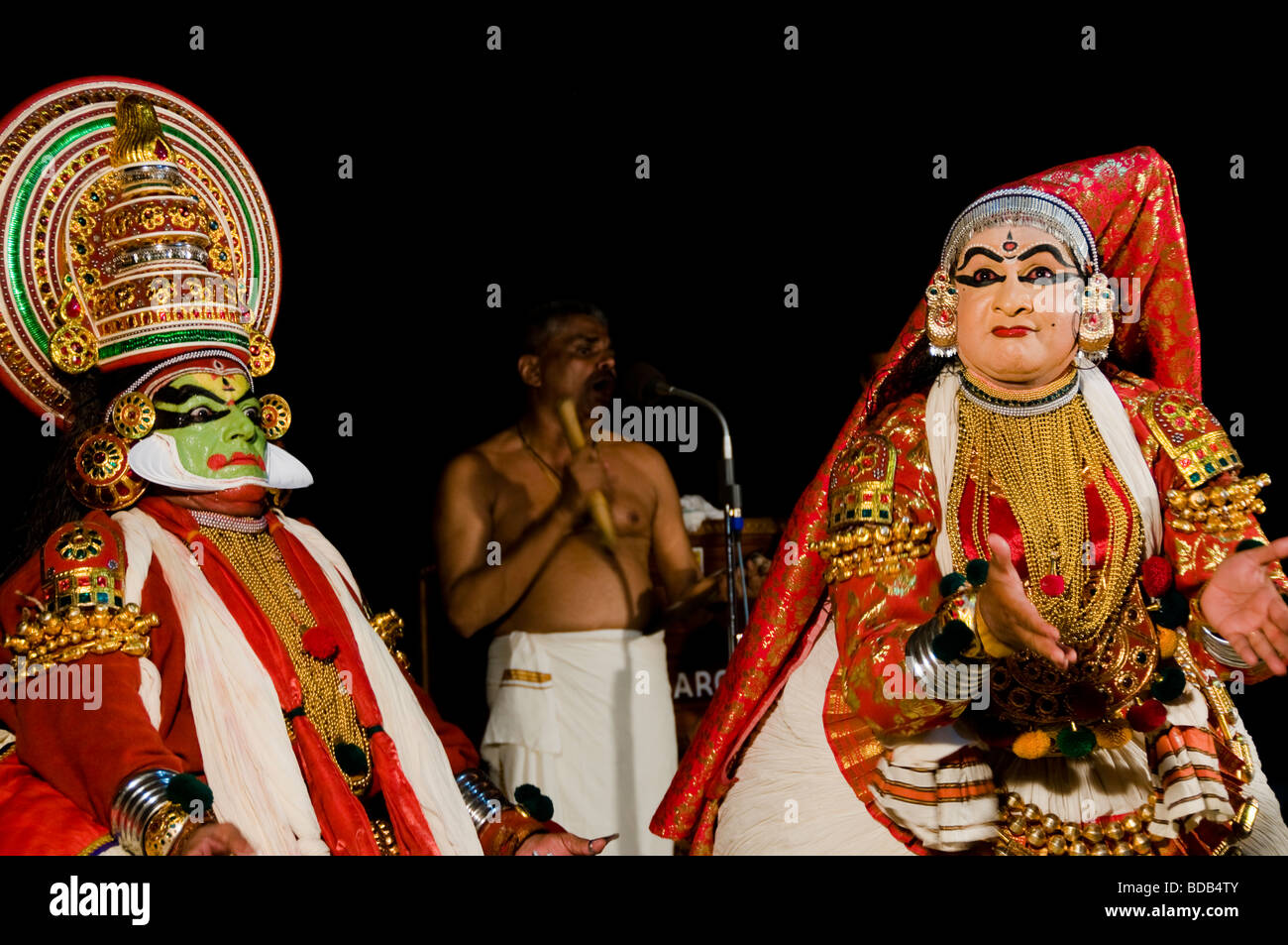 La performance sul palco - tradizionale danza indiana Kathakali - Rugmangadhacharitham Foto Stock
