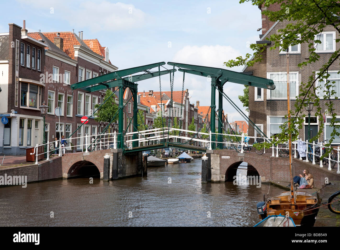 Ponte levatoio e canal di Leiden Olanda Foto Stock
