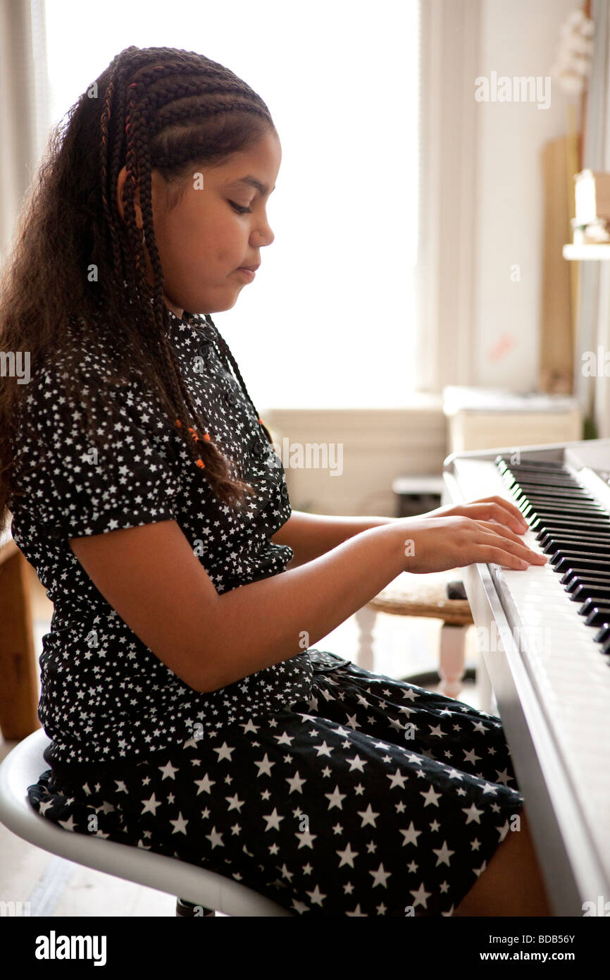 Bambina è suonare il pianoforte elettrico Foto Stock
