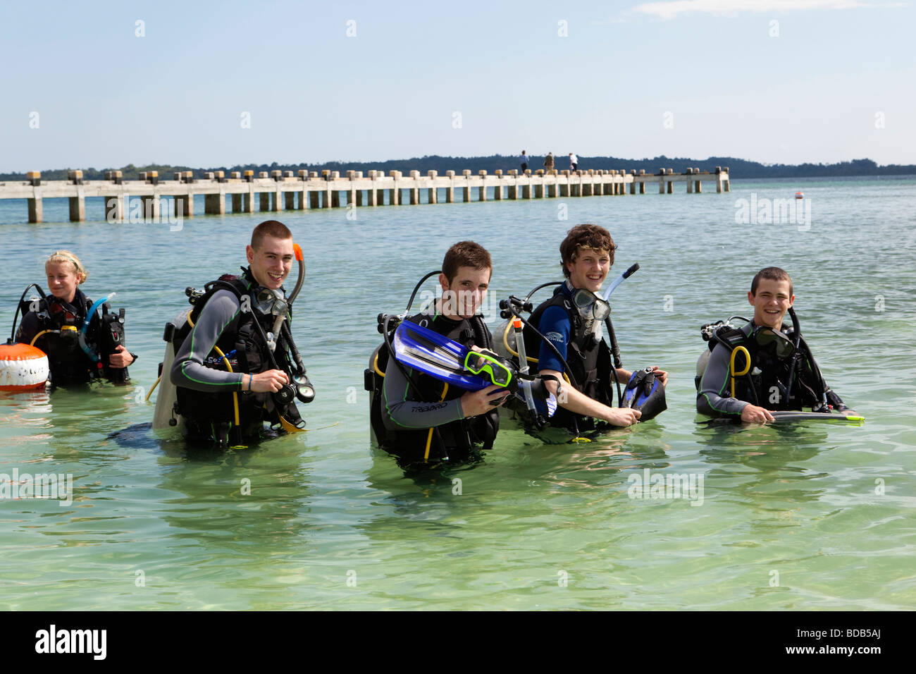 Indonesia Sulawesi Hoga funzionamenti in isola Wallacea giovani studenti di sesso maschile in mare imparando a tuffo dello scuba Foto Stock