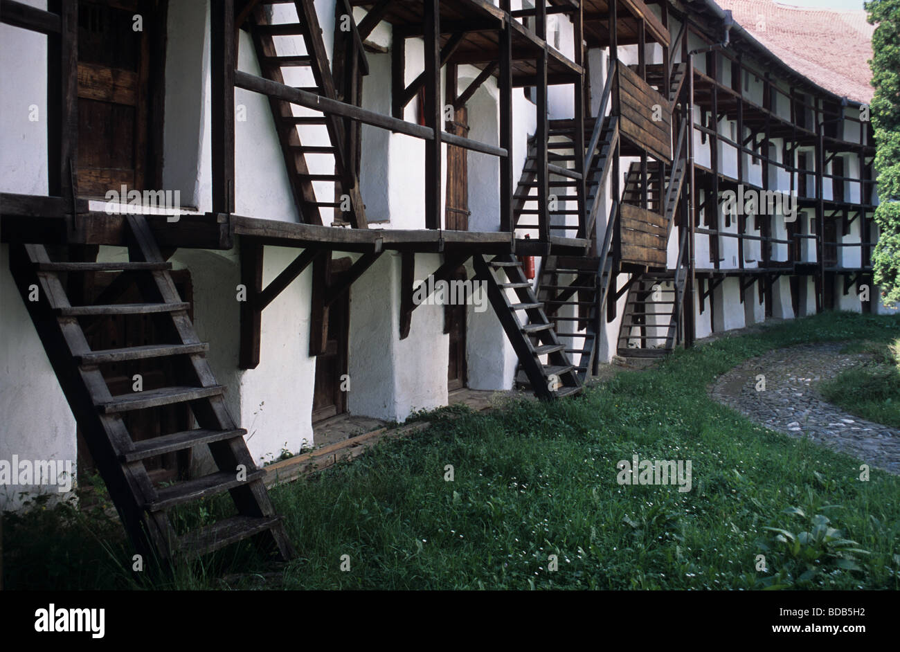 Le celle all'interno il contadino fortificato di Rocca & Chiesa - un sito del Patrimonio Mondiale di Prejmer, Transilvania, Romania Foto Stock