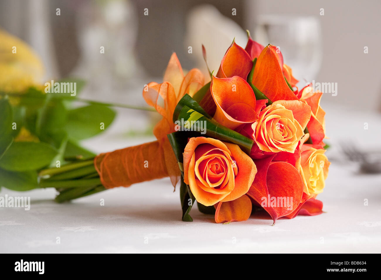 Fiori di matrimonio in un bouquet fatto di rose e lily's Foto Stock
